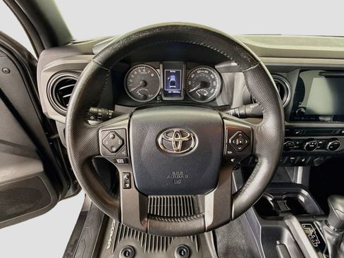 Used 2017 Toyota Tacoma TRD Off-Road w/ Premium & Technology Package AWD/4WD image 11