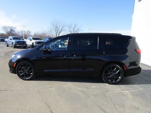 Used 2025 Chrysler Pacifica Limited FWD image 3