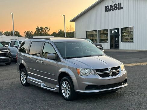 Used 2014 Dodge Grand Caravan SXT FWD image 4