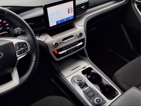 Used 2023 Ford Explorer XLT image 3