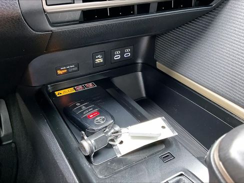 Used 2025 Toyota Camry SE FWD image 32