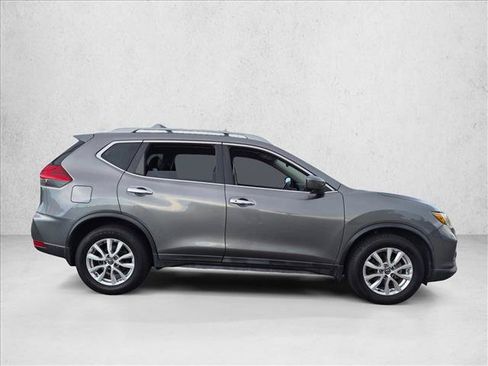 Used 2017 Nissan Rogue SV w/ SV Premium Package FWD image 4
