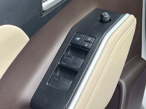 Used 2021 Toyota Highlander XLE FWD image 24