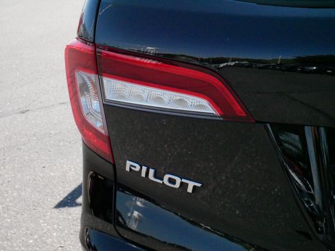 Used 2019 Honda Pilot Touring image 17