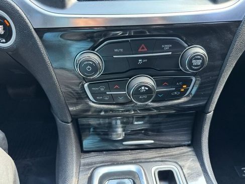 Used 2017 Chrysler 300 Limited RWD image 22