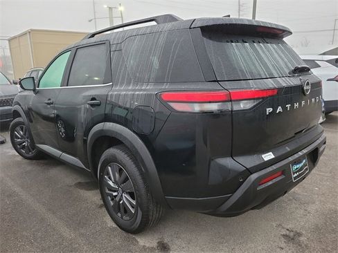 Used 2025 Nissan Pathfinder SV image 4