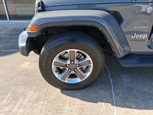 Used 2022 Jeep Wrangler Unlimited Sahara AWD/4WD image 4