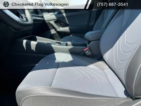 Used 2025 Volkswagen Tiguan SE FWD image 19