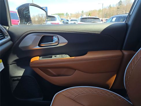 New 2026 Chrysler Pacifica Pinnacle image 24