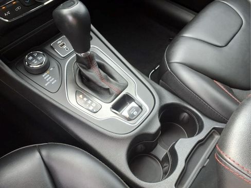 Used 2022 Jeep Cherokee Trailhawk AWD/4WD image 18