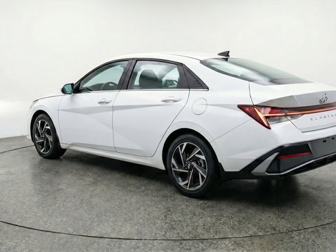 Used 2025 Hyundai Elantra SEL image 6