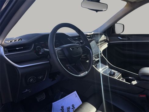 Used 2023 Jeep Grand Cherokee Limited image 16