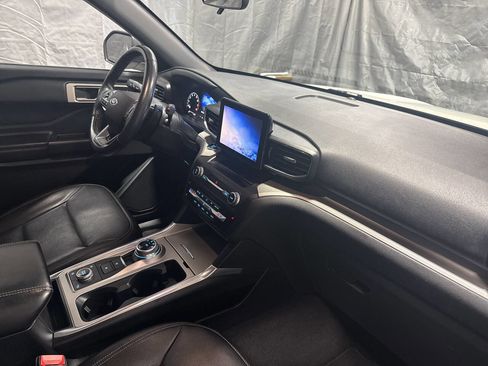 Used 2020 Ford Explorer XLT w/ Equipment Group 202A AWD/4WD image 19