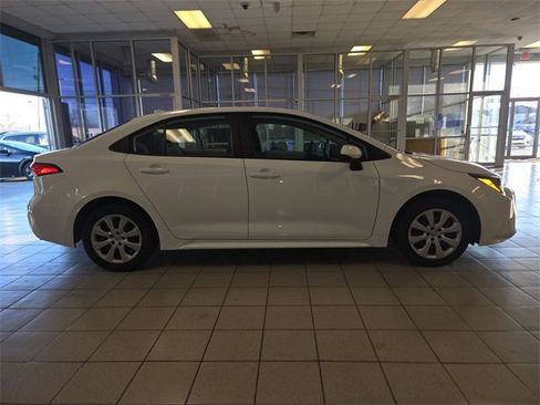 Used 2022 Toyota Corolla LE image 9