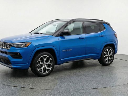Used 2025 Jeep Compass Limited image 3