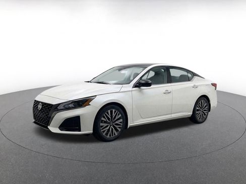 Used 2025 Nissan Altima 2.5 SV FWD image 3