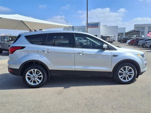 Used 2019 Ford Escape SE image 8