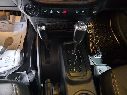 Used 2017 Jeep Wrangler Unlimited Sahara w/ Connectivity Group image 36