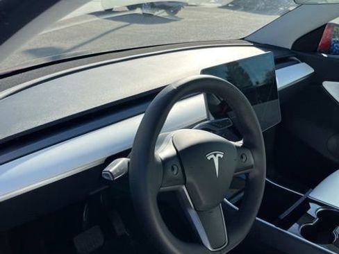 Used 2021 Tesla Model Y Long Range image 13