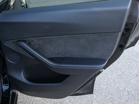 Used 2022 Tesla Model Y Long Range image 19