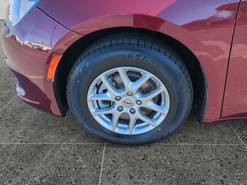 Used 2023 Chrysler Voyager LX image 14