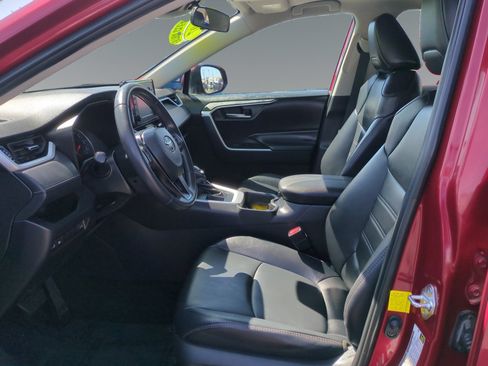 Used 2019 Toyota RAV4 XLE Premium w/ Carpet Mat Package FWD image 9