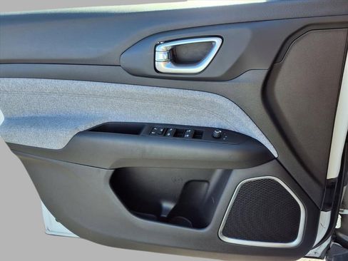 Used 2024 Jeep Compass Latitude image 15