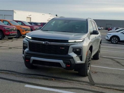 Used 2025 Chevrolet Traverse Z71 w/ Driver Confidence Package image 3