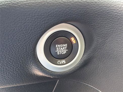 Used 2024 Chrysler Pacifica Limited w/ S Appearance Package image 29