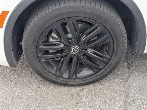 Used 2022 Volkswagen Tiguan SE R-Line image 13