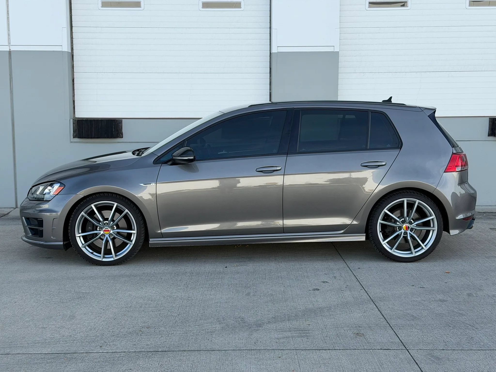 Used 2017 Volkswagen Golf R 4-Door AWD/4WD image 3