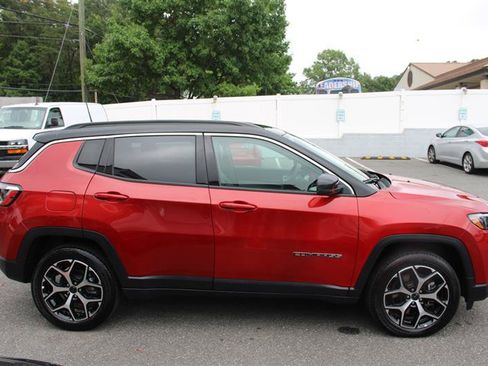 Used 2025 Jeep Compass Limited AWD/4WD image 9