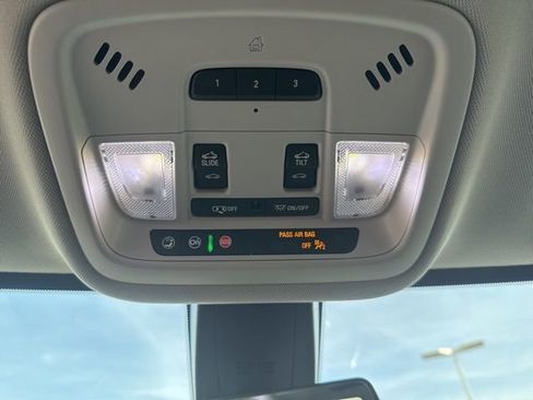 Used 2021 Chevrolet Traverse High Country image 31