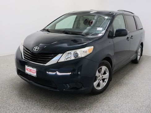 Used 2011 Toyota Sienna LE image 2