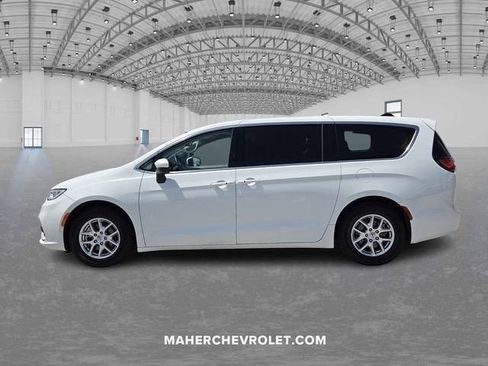 Used 2023 Chrysler Pacifica Touring-L FWD image 4