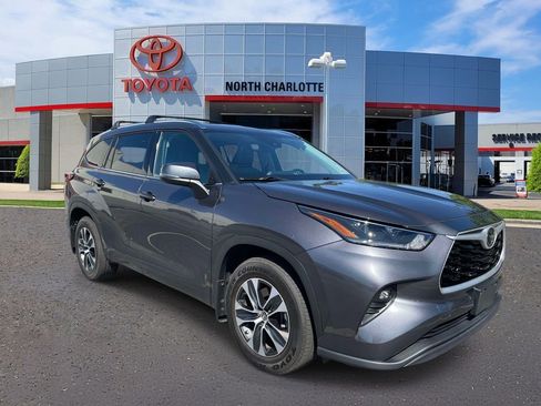 Used 2021 Toyota Highlander XLE image 1