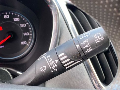 Used 2020 Chevrolet Equinox LT image 18