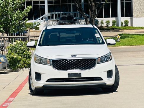 Used 2017 Kia Sedona LX w/ LX Essentials Premium Package FWD image 2