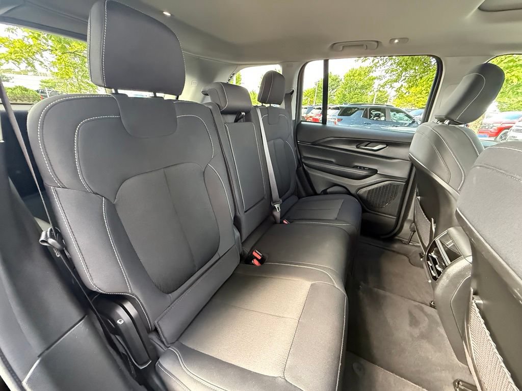 Used 2023 Jeep Grand Cherokee Laredo X AWD/4WD image 24