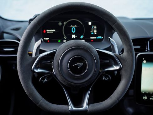 Used 2023 McLaren Artura image 27