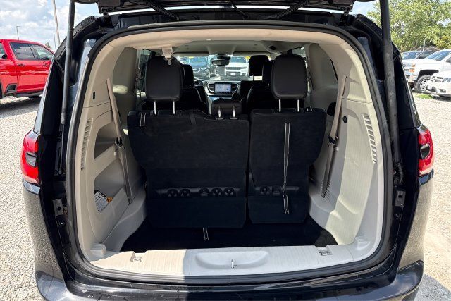 Used 2023 Chrysler Pacifica Touring-L FWD image 12