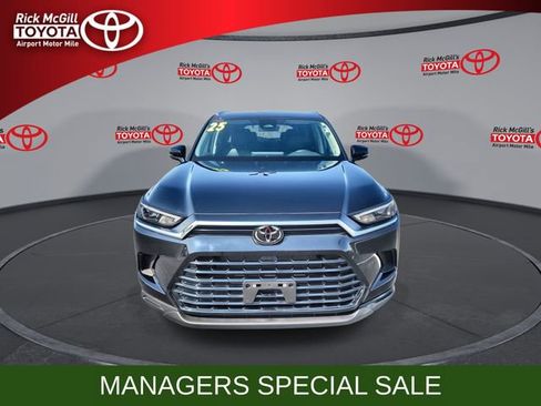 Used 2025 Toyota Grand Highlander AWD image 3