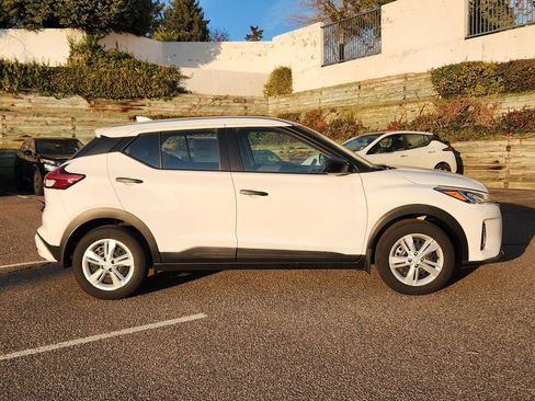 New 2025 Nissan Kicks Play S image 2