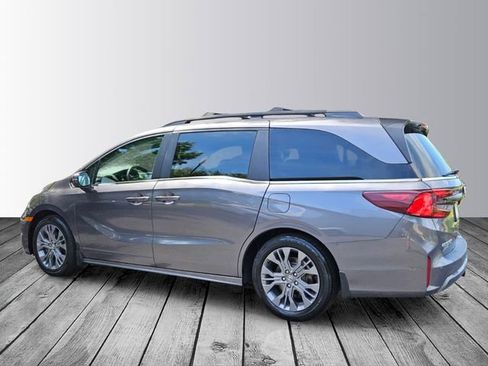 Used 2025 Honda Odyssey Touring image 3