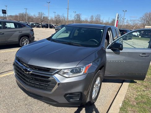 Used 2021 Chevrolet Traverse LS image 1