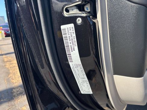 Used 2024 Chrysler Pacifica Touring-L FWD image 32
