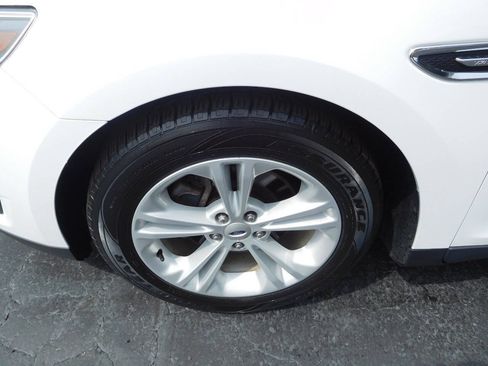 Used 2016 Ford Taurus SE FWD image 10