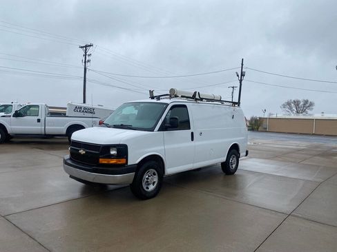 Used 2014 Chevrolet Express 2500 image 3