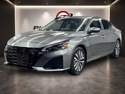 Used 2023 Nissan Altima 2.5 SV w/ SV Premium Package FWD image 3