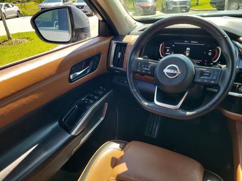Used 2023 Nissan Pathfinder Platinum FWD image 16